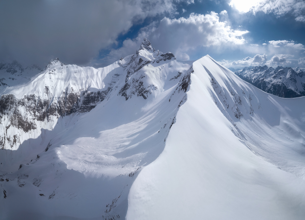 Oberstdorf, Trettach-Hochalpen mit Schneegrat und Wolkentürmen, Winterliche Gipfelwelt im Sonnenlicht