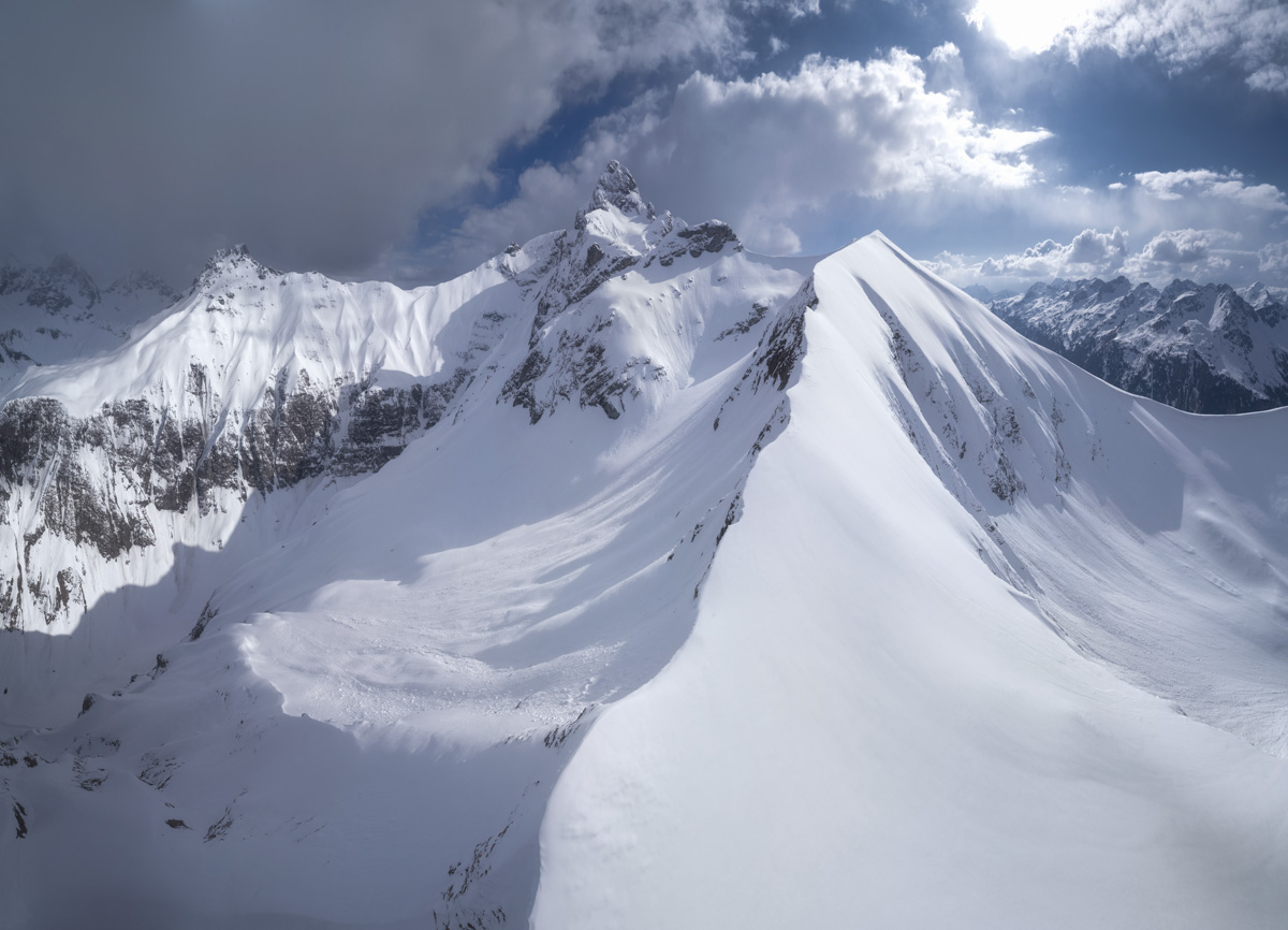 Trettach Tiefschnee Gipfelgrat, Weihnachtliche Hochalpen bei Oberstdorf, Verschneite Bergwelt unter Wolkenhimmel