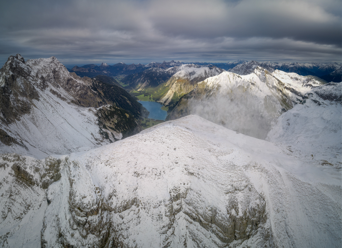 Hinterstein, Schrecksee nach dem ersten Schneefall, Verschneite Gipfel über dem herbstlichen Bergsee - Landschaftsfotografie