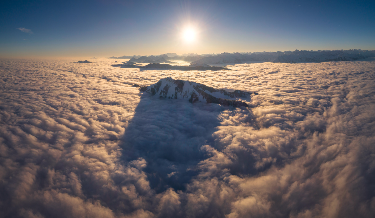 Grünten als Nebelinsel, Verschneiter Gipfel über endlosem Wolkenmeer, Winterlicher Sonnenaufgang über dem Oberallgäu