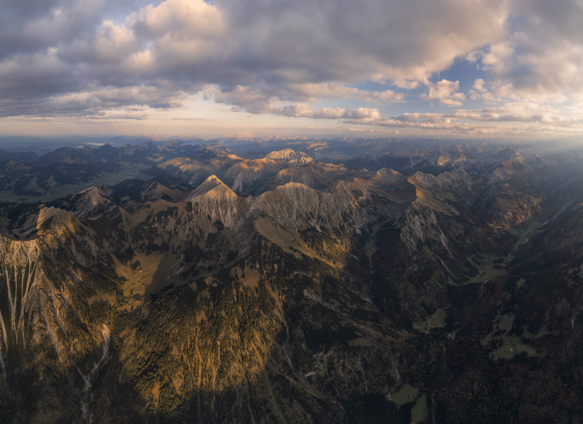 Hinterstein Herbstpanorama, Allgäuer Bergketten im warmen Abendlicht, Weite Fernsicht über die Alpen - Bergfotografie Allgäu