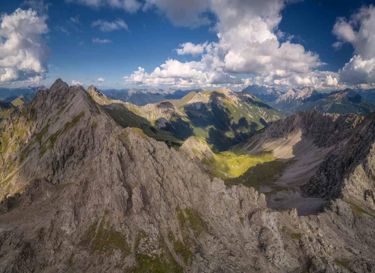 Hinterstein, Schroffe Kalksteingipfel im Sommerlicht, Felsgrate und grüne Kare der Allgäuer Alpen - Landschaftsfotografie
