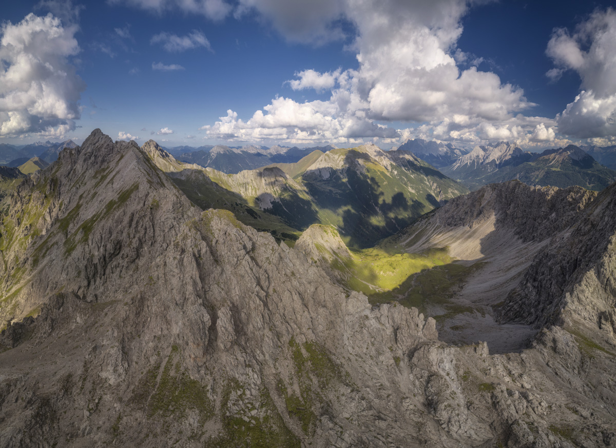 Hinterstein Felsgrate im Sommer, Schroffe Allgäuer Hochalpen, Dramatische Berglandschaft unter blauem Himmel