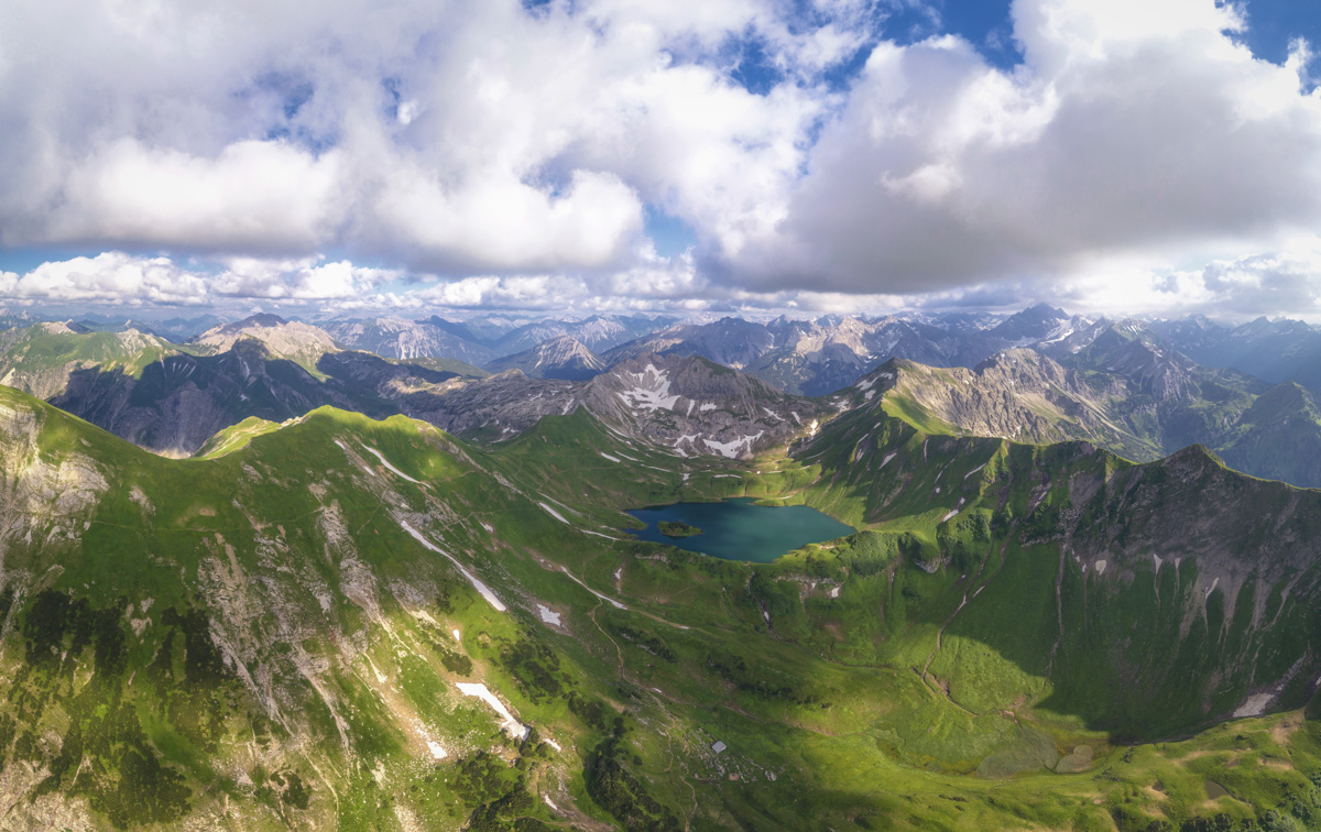 Schrecksee Sommerpanorama, Grüne Bergwiesen und türkiser Bergsee, Allgäuer Hochalpen bei Hinterstein - Bergfotografie Allgäu