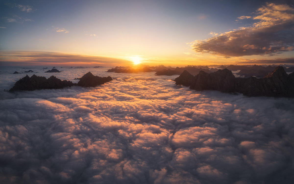 Lechtal Wolkenmeer Sonnenaufgang, Fernpass Gipfelsilhouetten im Alpenglühen, Goldenes Licht über den Wolken - Bergfotografie