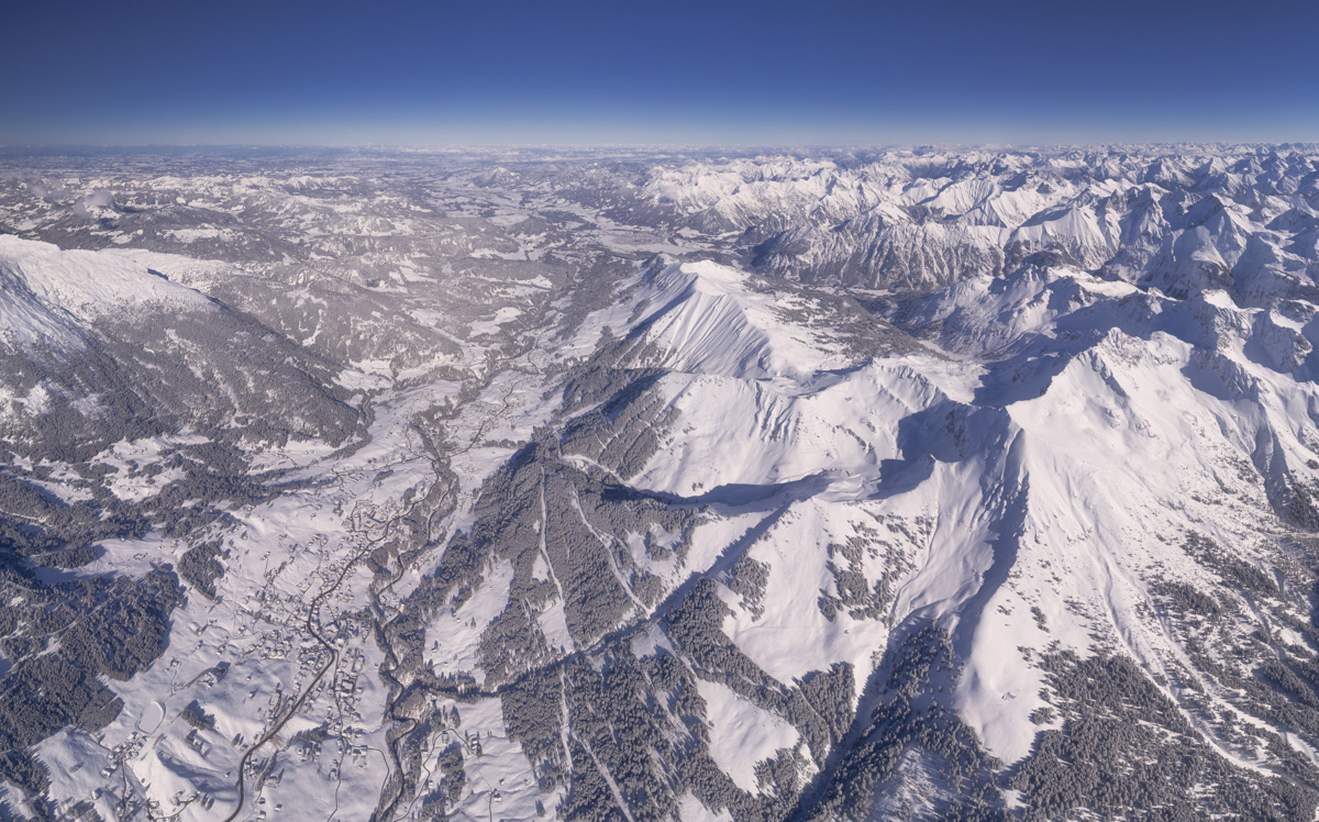 Kleinwalsertal Winterpanorama, Widderstein und Ifen verschneit, Luftaufnahme über Riezlern und Mittelberg - Bergfotografie