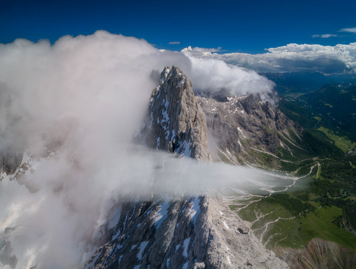 Dolomiten, Markanter Gipfel über dem Wolkenmeer, Dramatische Bergwelt im Sommer - Landschaftsfotografie Südtirol