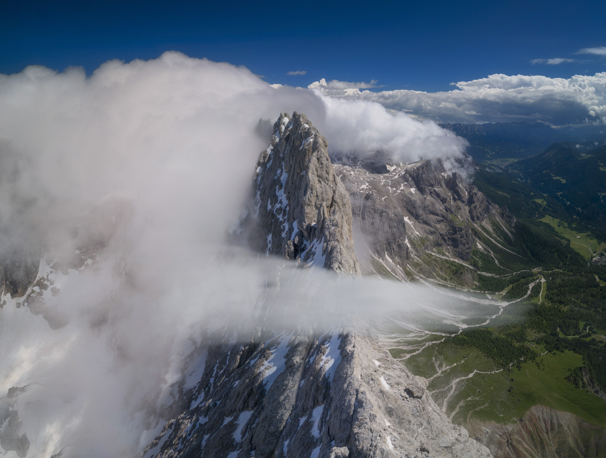 Dolomiten Felsgipfel in Wolken, Majestätische Bergwand im Sommer, Dramatische Wolkenstimmung - Bergfotografie Südtirol
