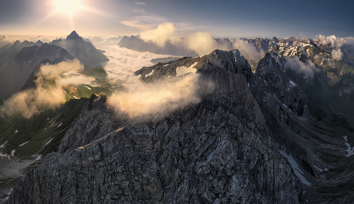 Großer Wilder und Hochvogel Sonnenaufgang, Nebelschwaden über den Allgäuer Hochalpen, Dramatisches Gegenlicht