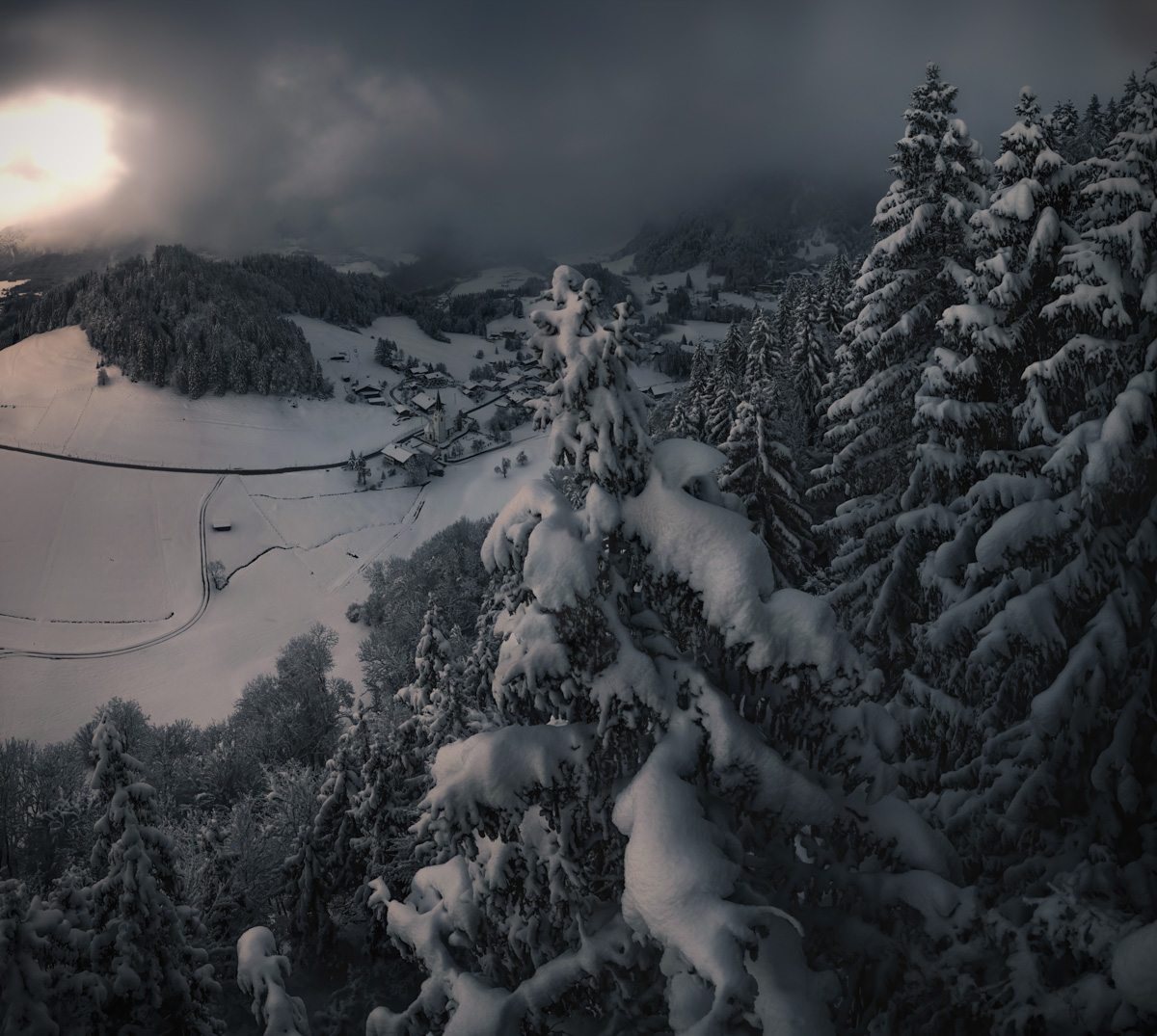 Oberstdorf Winterdorf im Schnee, Verschneite Tannen bei Tiefenbach, Dunkle Winterstimmung mit Lichtdurchbruch