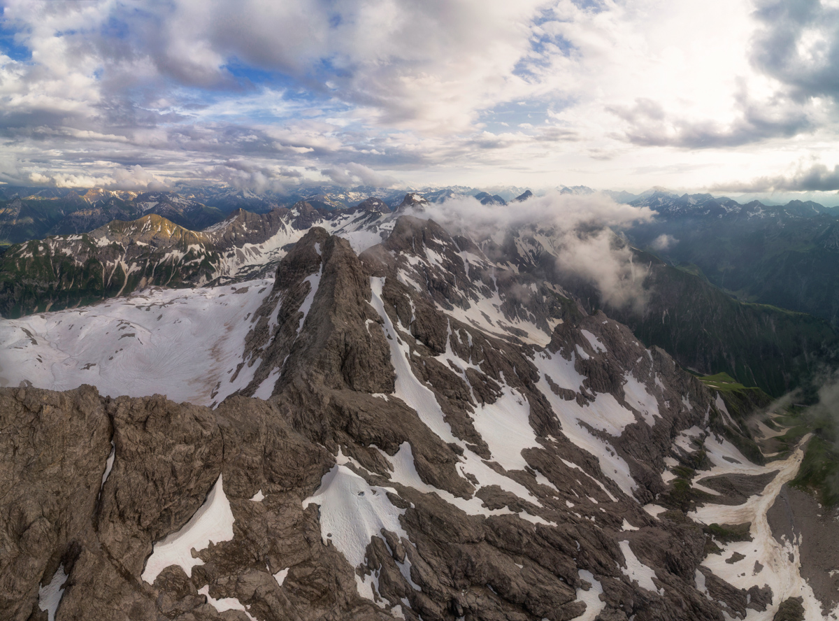 Lechtal, Hochalpine Gipfelwelt mit Schneefeldern, Dramatischer Sommerhimmel über den Alpen - Landschaftsfotografie Tirol