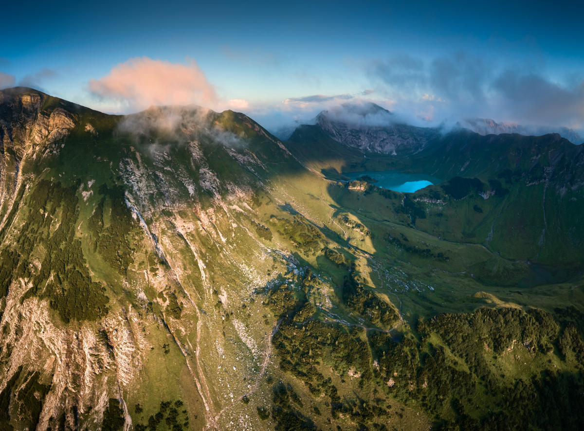 Hinterstein, Schrecksee zwischen Rauhorn und Gaishorn, Smaragdgrüner Bergsee von oben - Landschaftsfotografie Allgäu