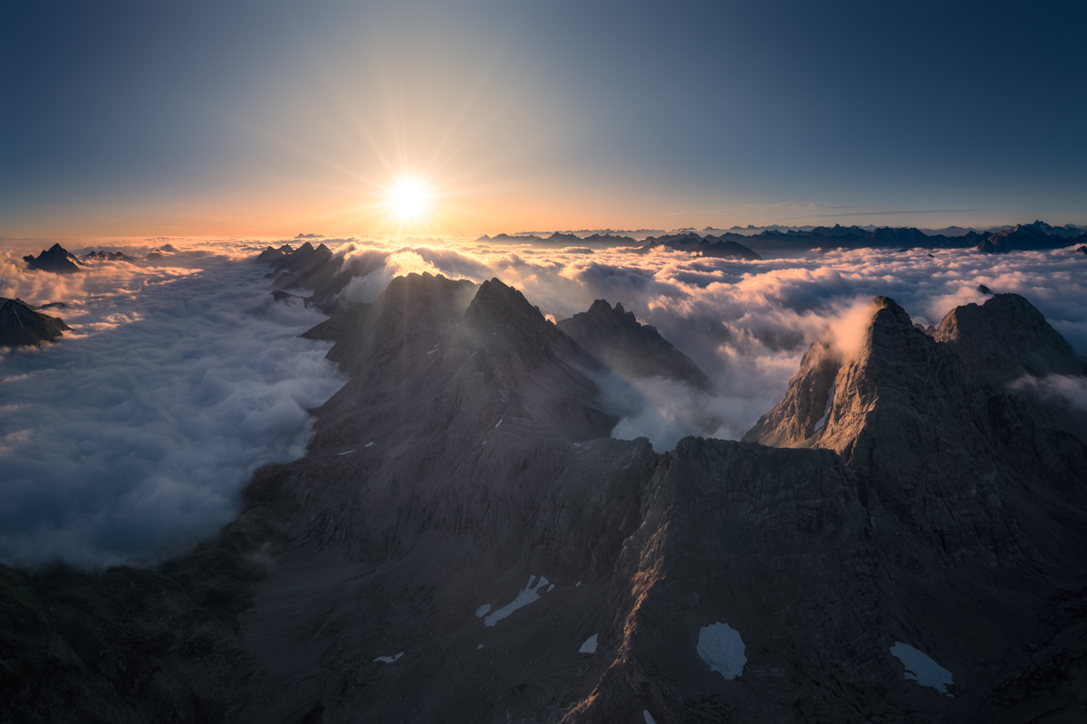 Fürschießer und Großer Krottenkopf bei Sonnenaufgang, Gipfelsilhouetten über goldenem Nebelmeer, Goldene Stunde