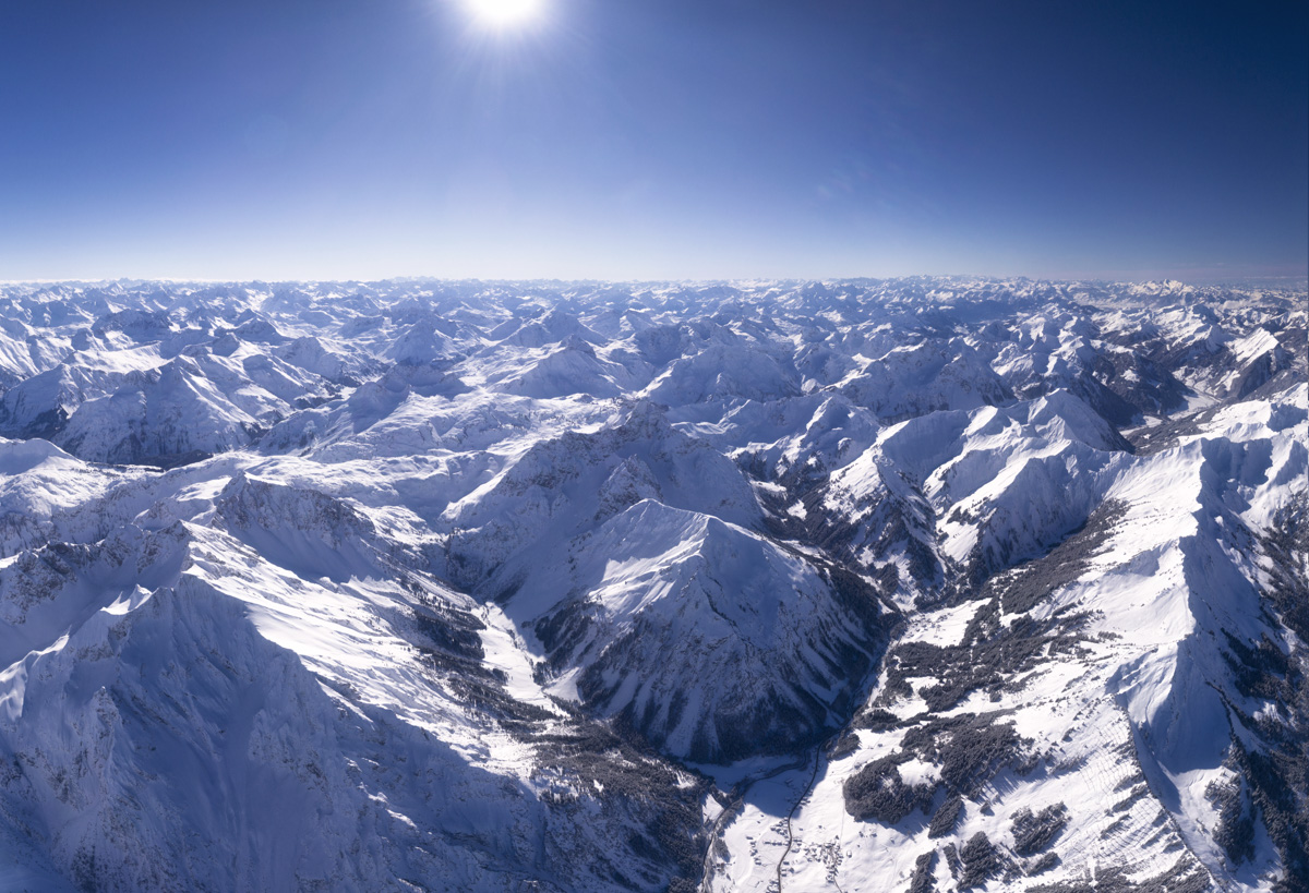 Kleinwalsertal mit Widderstein und Hammerspitzen im Winter, Verschneite Bergketten unter tiefblauem Himmel, Winterpanorama