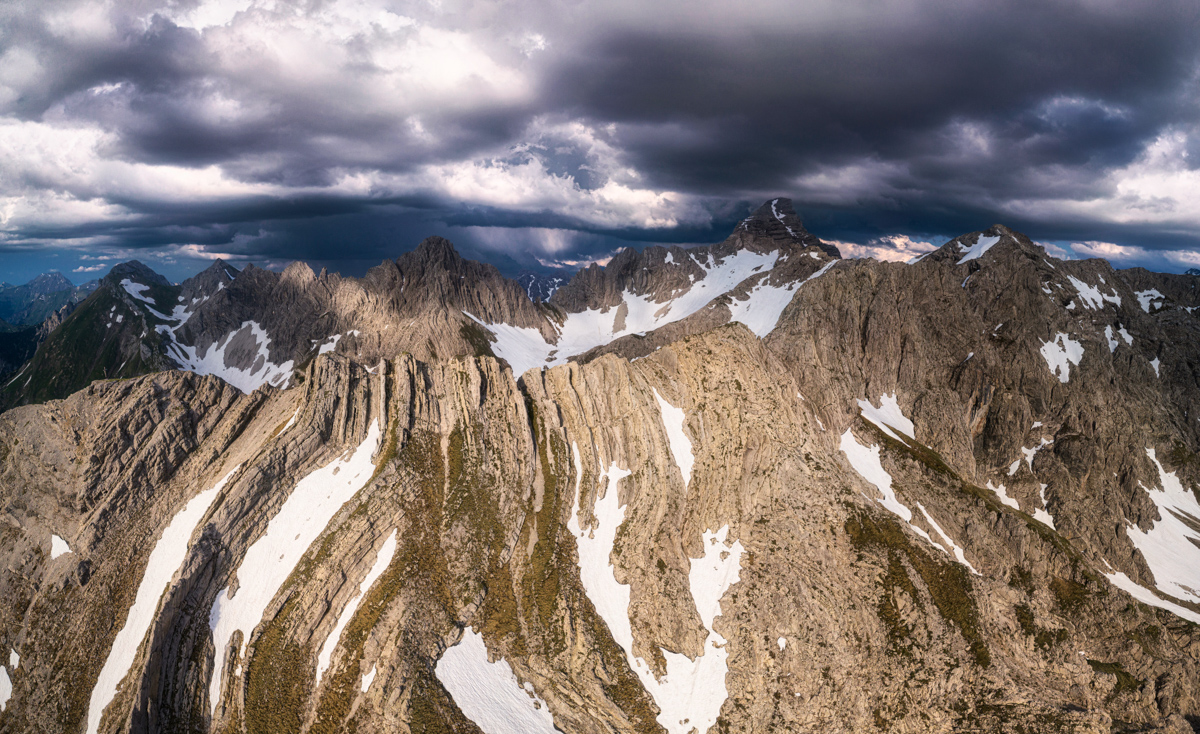 Hinterstein, Großer Wilder und Hochvogel im Frühling, Gewitterstimmung über den Allgäuer Hochalpen - Landschaftsfotografie