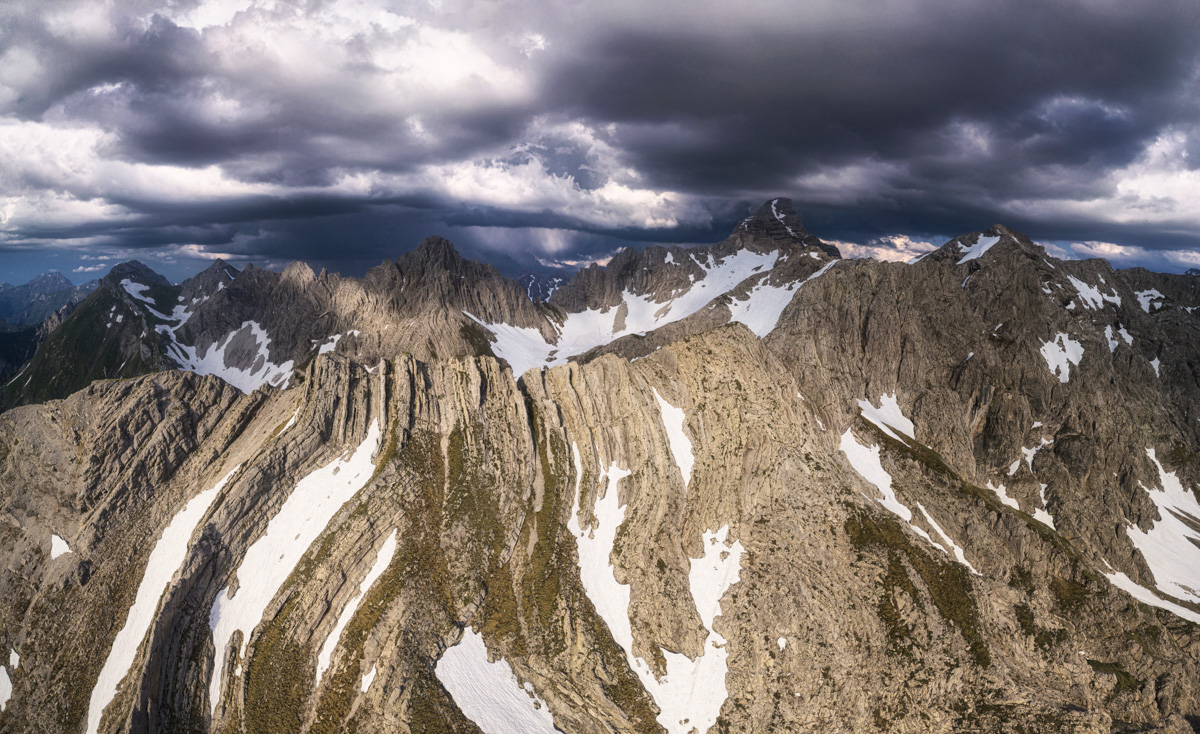 Großer Wilder und Hochvogel im Frühling, Schneereste auf Felsgipfeln unter Gewitterwolken, Dramatische Berglandschaft