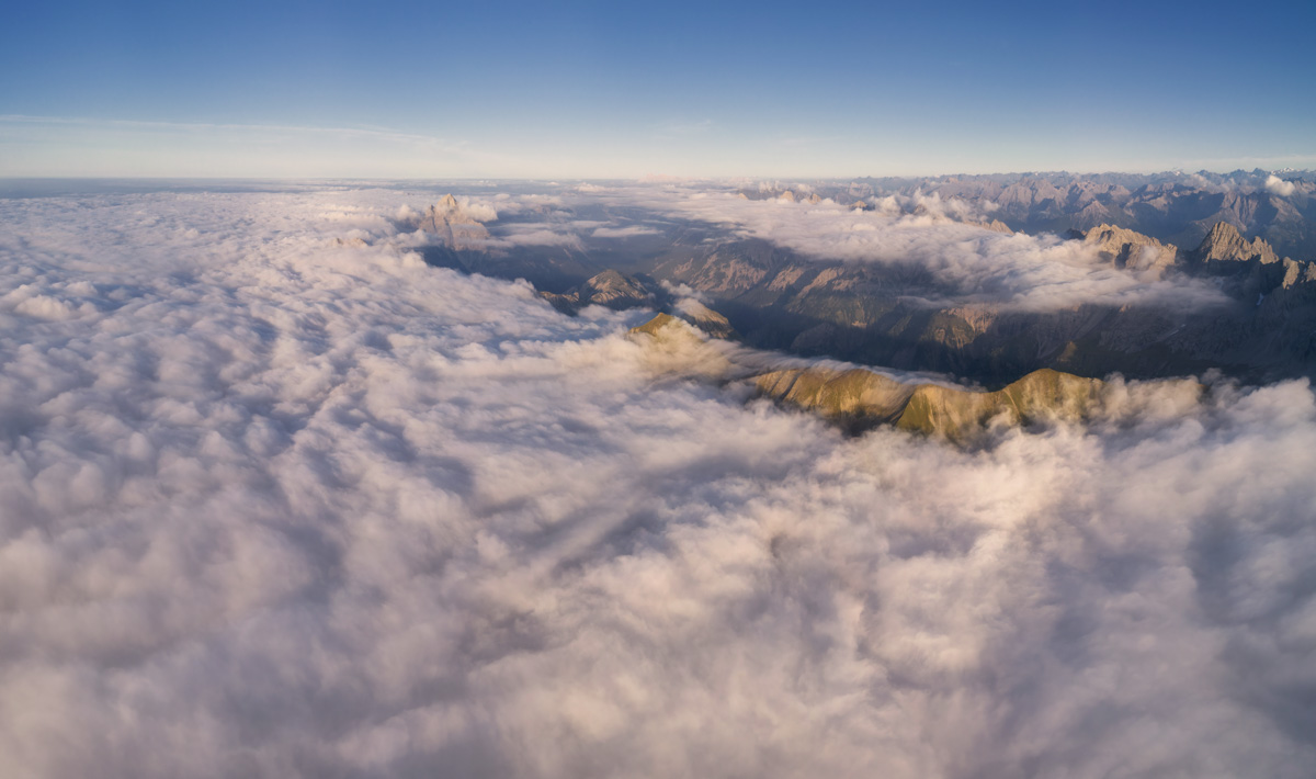 Höfats, Krottenkopf und Fürschießer über Herbst-Nebelmeer, Gipfel ragen aus weißer Wolkendecke bei Oberstdorf