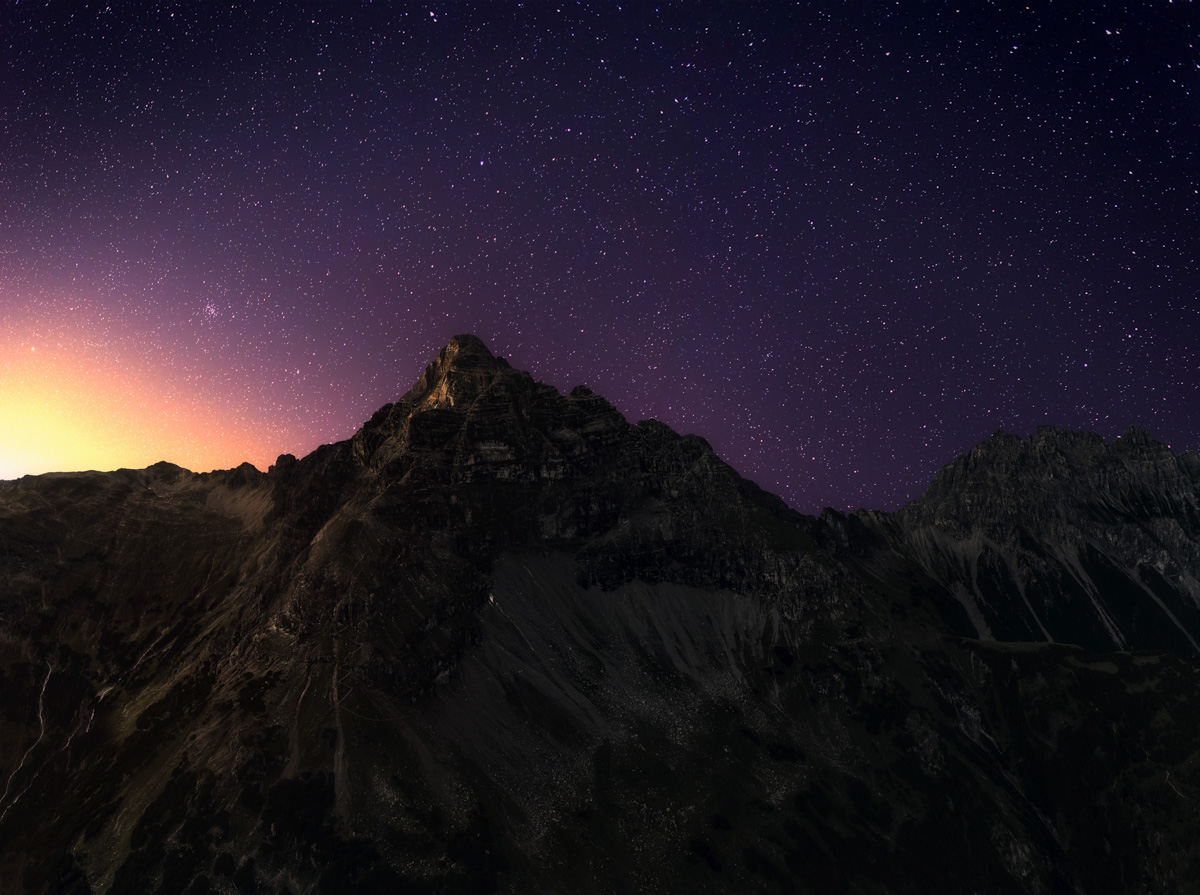 Hochvogel unter der Milchstraße bei Hinterstein, Sternenhimmel mit Sternschnuppe über Allgäuer Berggipfel, Astrofotografie