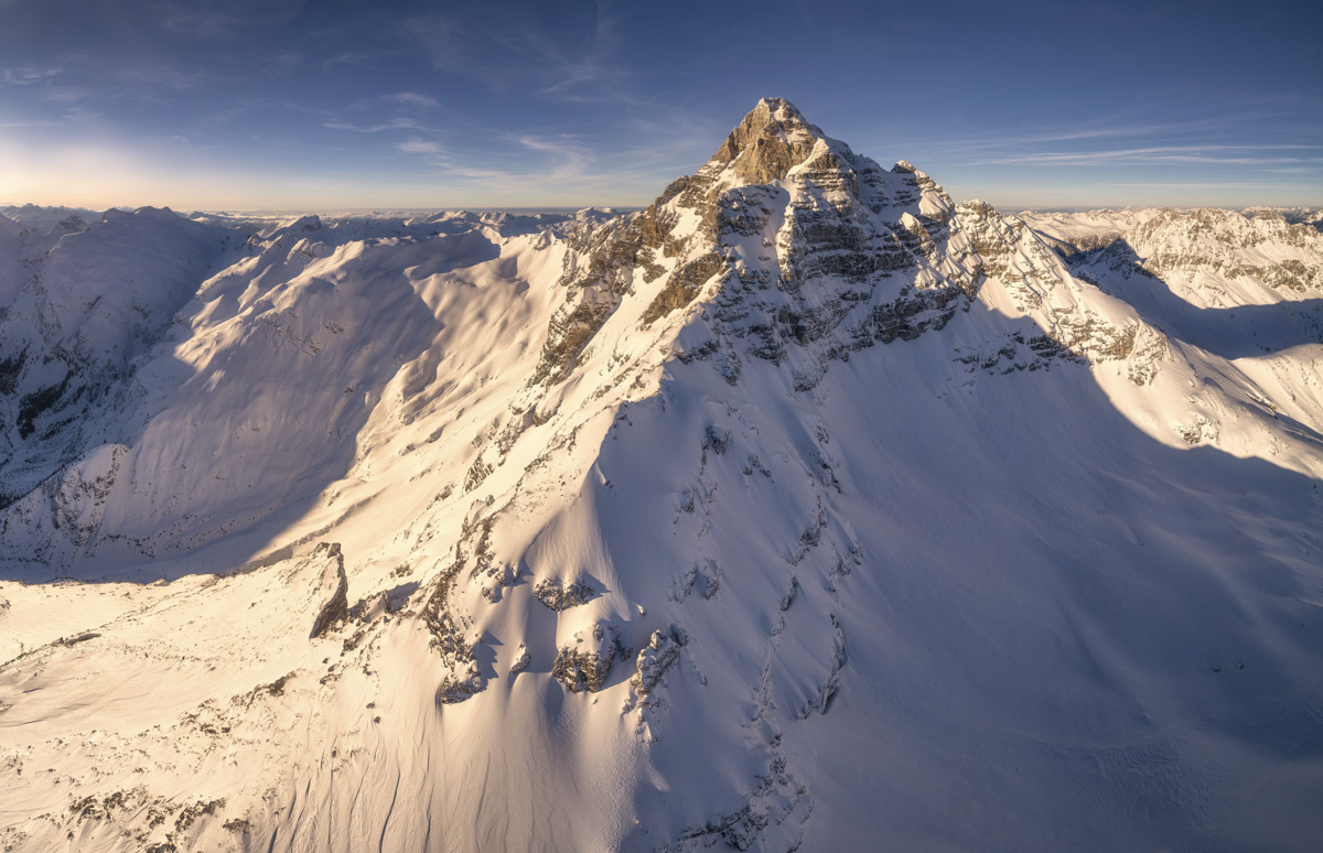 Hochvogel im Winter bei Hinterstein, Verschneiter Berggipfel unter blauem Himmel, Winterlandschaft - Bergfotografie Allgäu