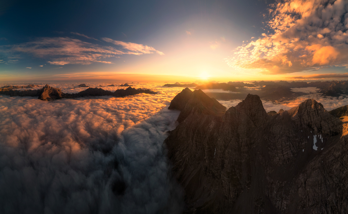 Lechtal, Brennender Sonnenaufgang über dem Nebelmeer, Felsgipfel im Alpenglühen am Hahntenjoch - Landschaftsfotografie Tirol