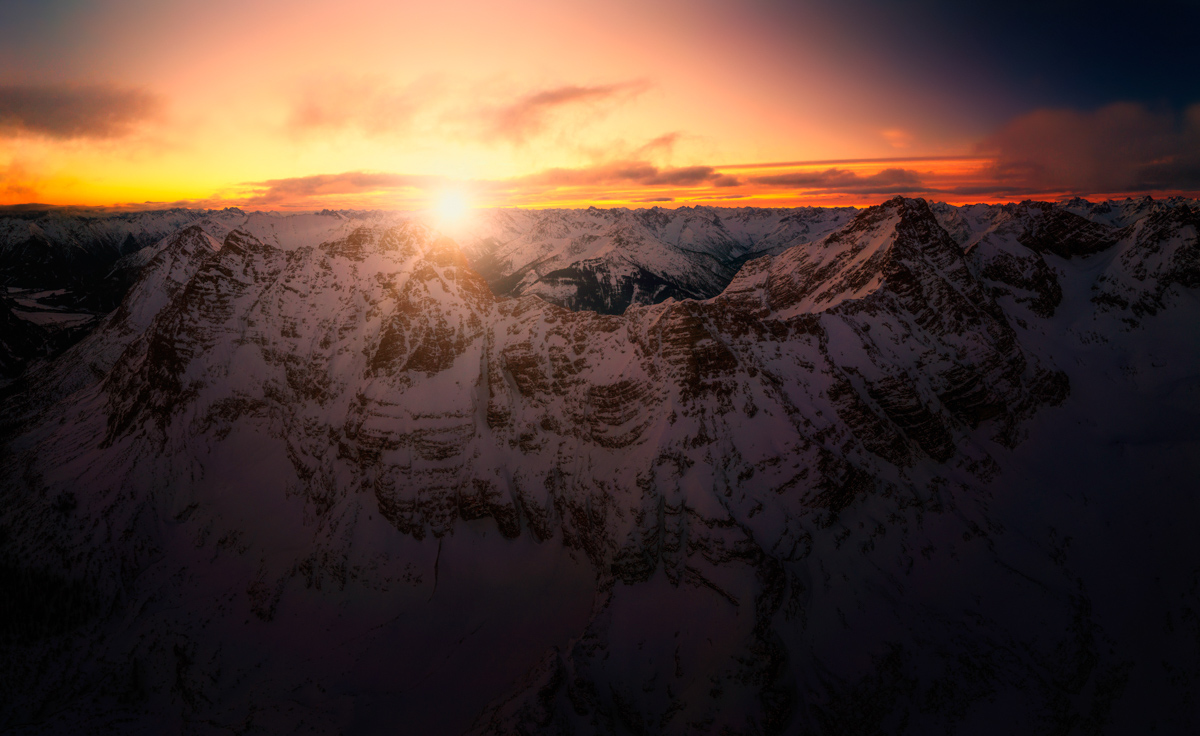 Lechtal, Winterlicher Sonnenaufgang über verschneiten Gipfeln, Brennender Himmel am Hahntenjoch - Landschaftsfotografie Tirol
