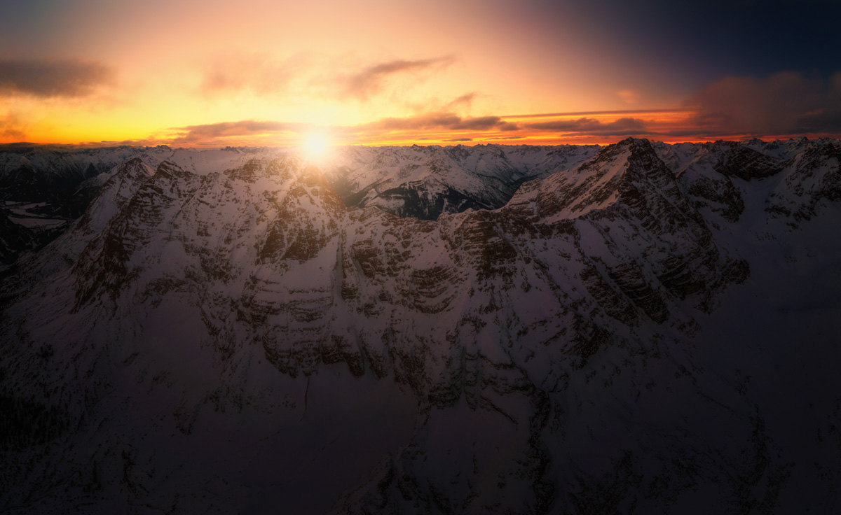 Tiroler Lechtal bei Fernpass und Hahntenjoch im Winter-Alpenglühen, Verschneite Hochalpengipfel bei Sonnenaufgang, Goldene
