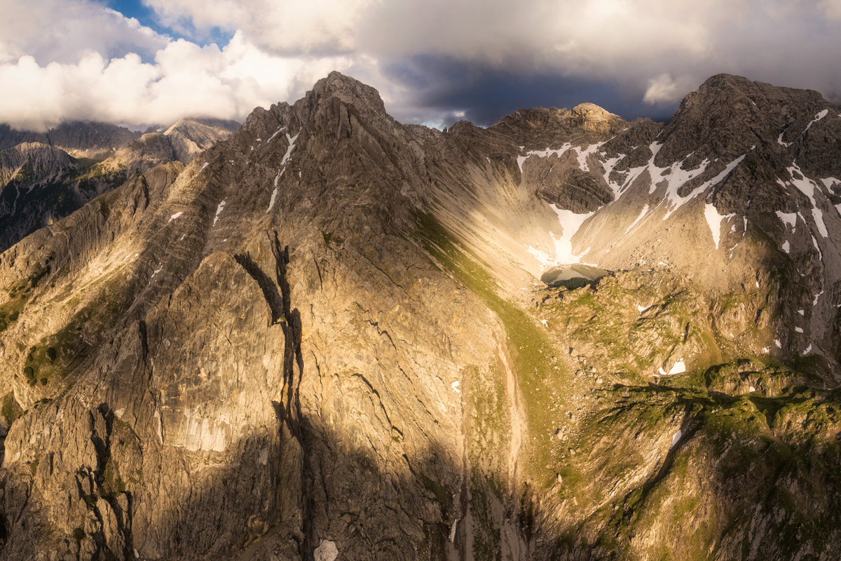 Gramais, Felsgipfel und Bergsee im Lechtal, Schroffe Hochalpen im Sommerlicht - Landschaftsfotografie Tirol