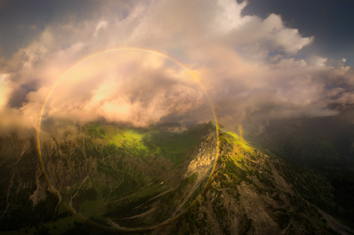Kreisrunder Regenbogen über Hinterstein, Seltenes Naturphänomen nach Sommergewitter, Luftaufnahme der Allgäuer Berge