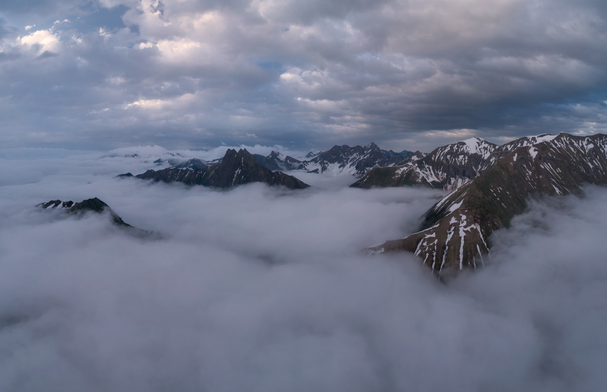 Oberstdorf, Höfats und Krottenkopf im mystischen Nebelmeer, Gipfel über den Wolken im Frühling - Landschaftsfotografie Allgäu