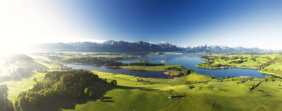 Ostallgäu mit Forggensee, Hopfensee und Lechfall im Frühling, Grüne Wiesen und Seen vor der Alpenkette, Frühlingslandschaft