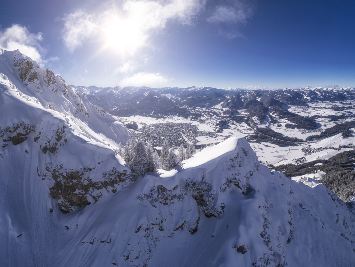 Rubihorn und Nebelhorn im Winter mit Blick auf Oberstdorf, Verschneite Berghänge unter tiefblauem Himmel, Winterpanorama