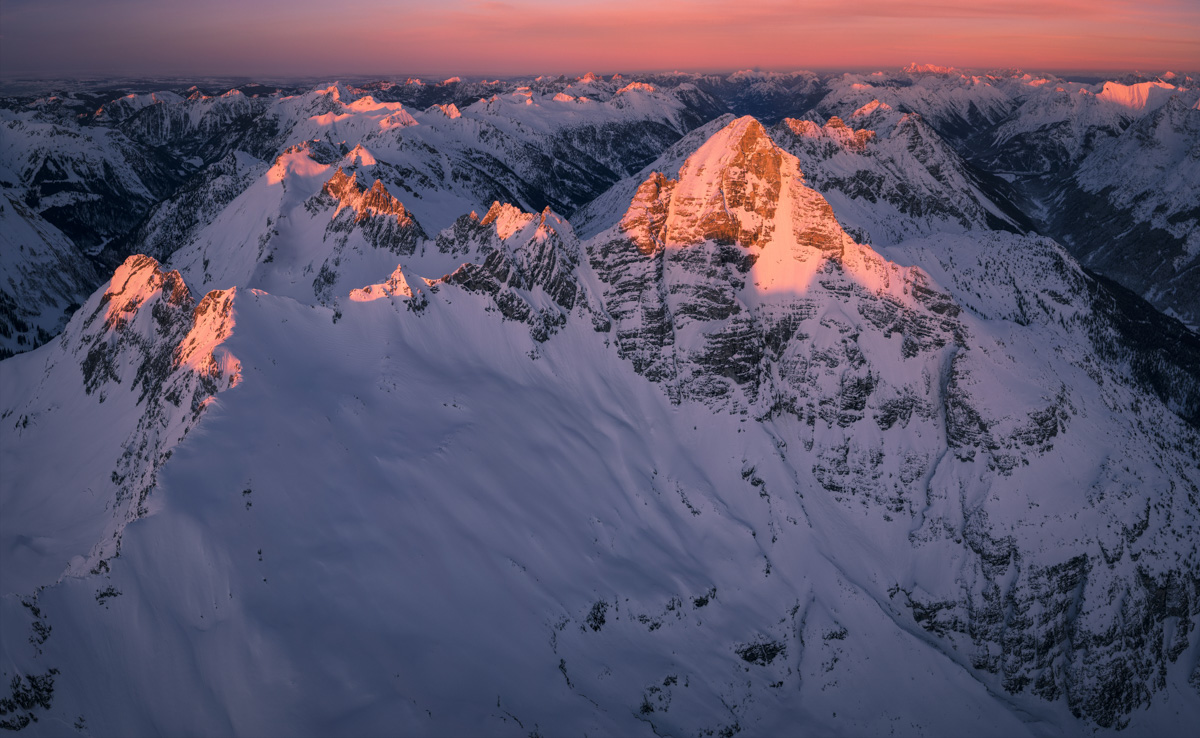 Giebel, Schneck, Hochvogel und Rauhorn im rosafarbenen Winter-Alpenglühen, Verschneite Gipfelkette bei Hinterstein, Abendrot