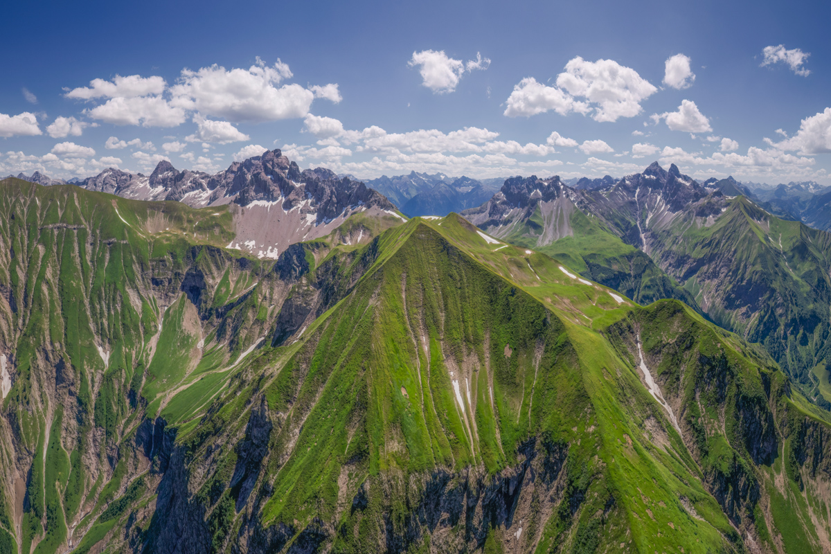 Oberstdorf, Fürschießer, Krottenkopf und Trettach, Saftig grüne Berggrate im Hochsommer - Landschaftsfotografie Allgäu