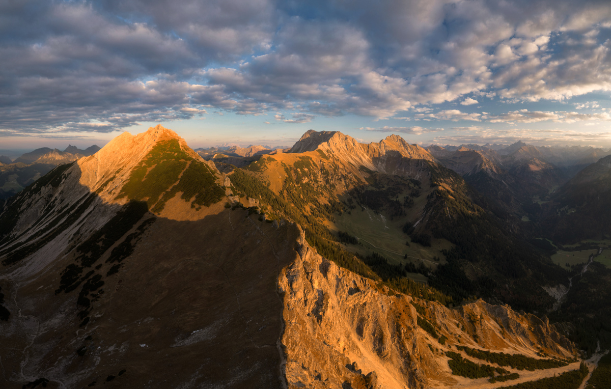 Hinterstein, Ponten und Bschießer im Herbst-Alpenglühen, Goldener Sonnenuntergang über den Allgäuer Gipfeln