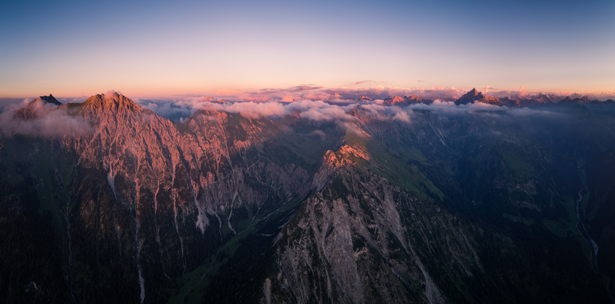 Hinterstein, Bergsilhouetten in der Abenddämmerung, Zartes Alpenglühen über dem Hintersteiner Tal - Landschaftsfotografie