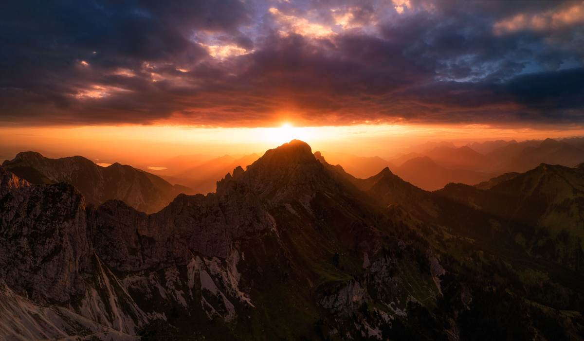 Tannheimer Tal, Gimpel und Rotflüh im dramatischen Sonnenaufgang, Licht bricht durch Gewitterwolken - Landschaftsfotografie