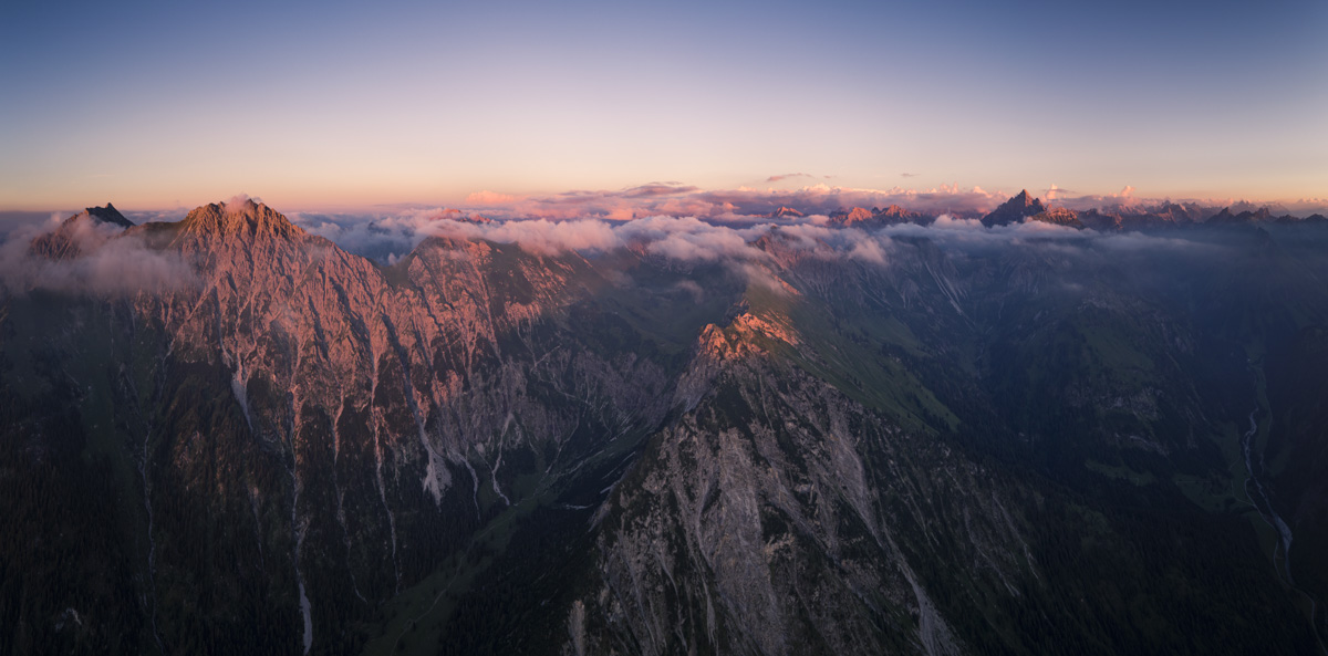 Allgäuer Alpen bei Hinterstein im sommerlichen Sonnenuntergang, Bergsilhouetten im sanften Abendlicht mit Wolkenband
