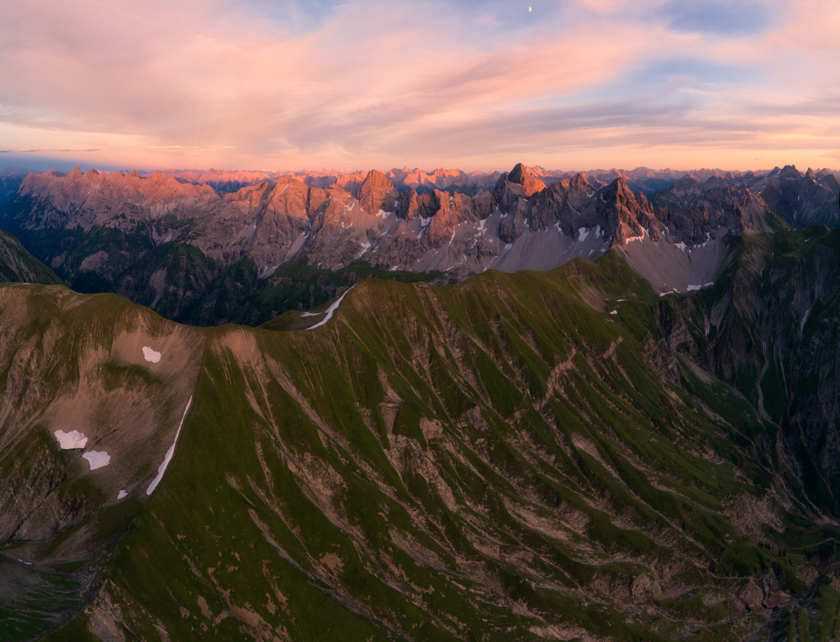 Oberstdorf, Höfats und Krottenkopf im Herbstlicht, Grüne Grate vor rosa Abendhimmel - Landschaftsfotografie Allgäu