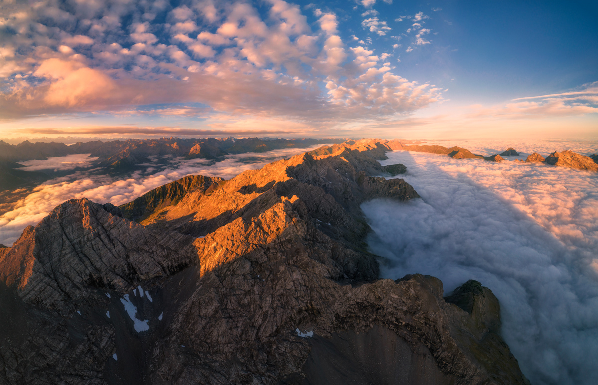 Lechtal, Goldene Gipfel über dem Wolkenmeer, Hochalpines Sonnenaufgangspanorama am Fernpass - Landschaftsfotografie Tirol