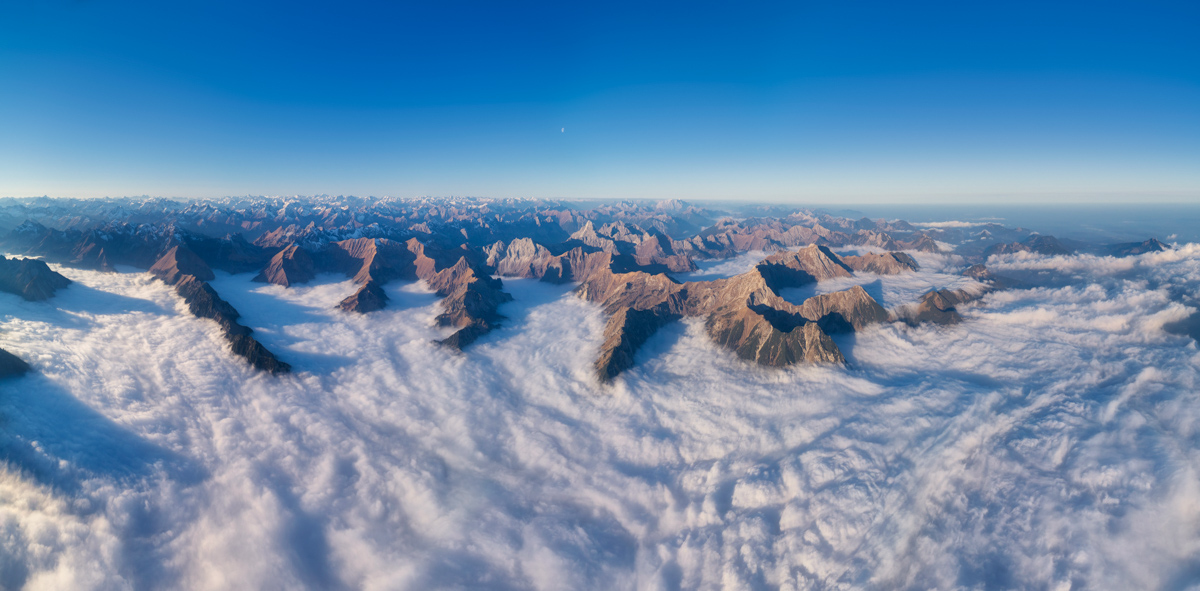 Oberstdorf, Allgäuer Gipfel im endlosen Nebelmeer, Berginseln unter blauem Himmel mit Mond - Landschaftsfotografie Allgäu
