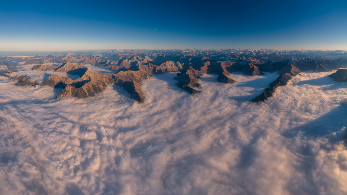 Oberstdorf, Berginseln im Nebelmeer bei Sonnenuntergang, Warmes Herbstlicht über den Allgäuer Alpen - Landschaftsfotografie