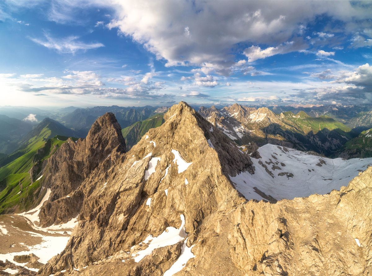 Oberstdorf, Trettach und Mädelegabel im Frühlingslicht, Schroffe Felsgipfel mit Schneeresten unter Sommerwolken