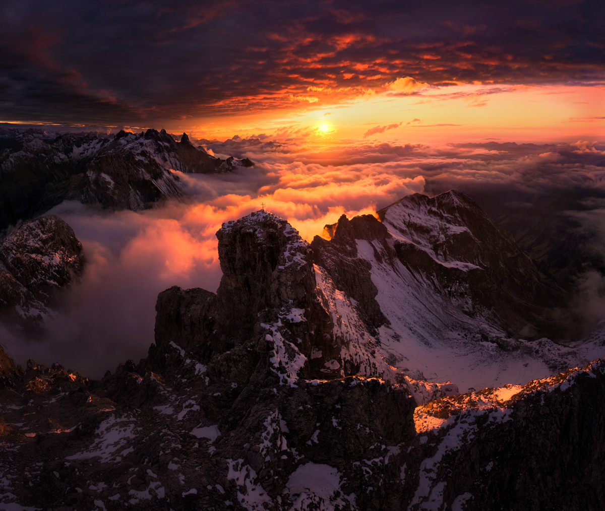 Krottenkopf und Trettach, Feuerrotes Alpenglühen über dem Wolkenmeer, Wintersonnenuntergang bei Oberstdorf