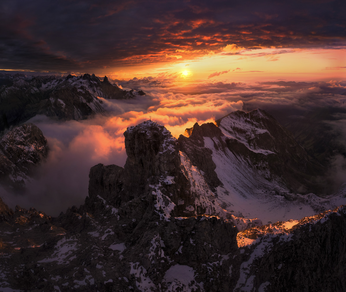 Krottenkopf im Nebelmeer bei Sonnenuntergang, Glühender Winterhimmel über verschneiten Gipfeln, Drohnenfotografie Oberstdorf