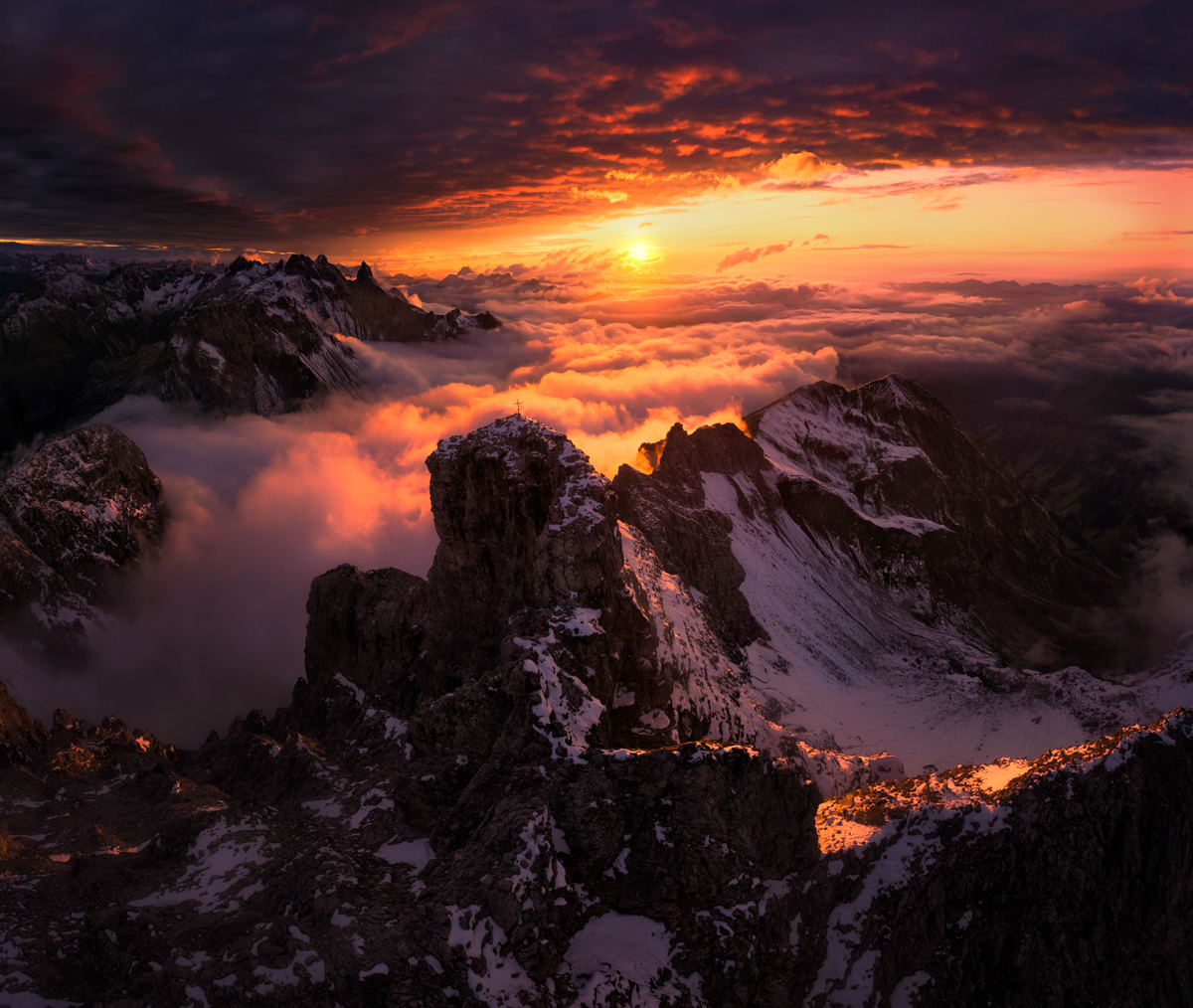 Oberstdorf, Sonnenuntergang über Krottenkopf und Trettach, Winterliches Wolkenmeer - Bergfotografie Oberallgäu