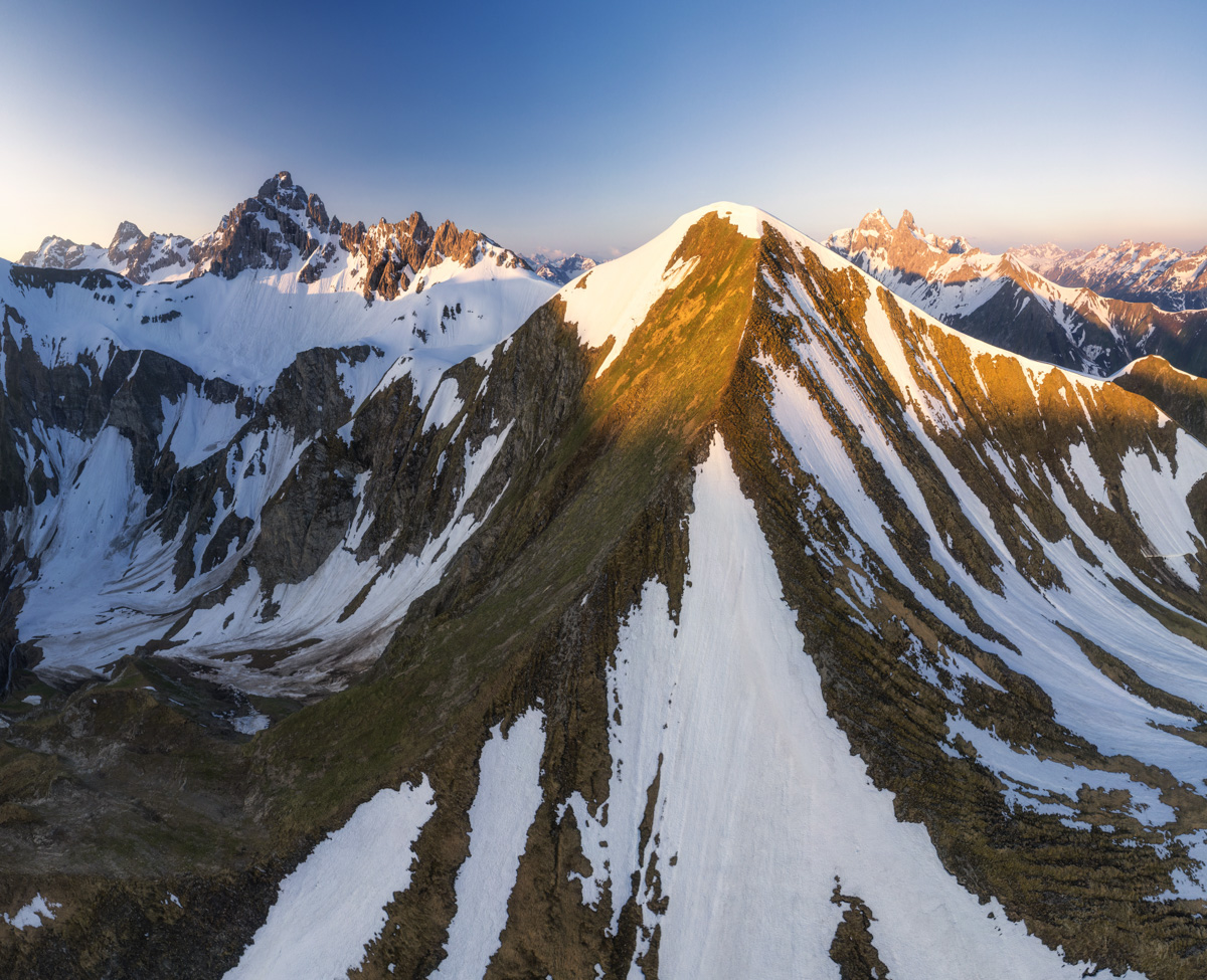 Krottenkopf und Marchspitze im Alpenglühen, Frühlings-Sonnenaufgang über dem Hermannskarsee, Bergpanorama