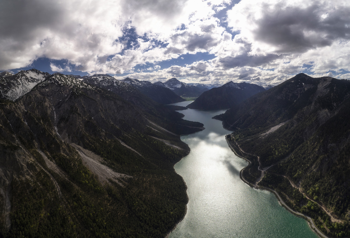 Plansee bei Reutte von oben, Bergsee im Lechtal mit dramatischen Wolken, Luftbild - Landschaftsfotografie Tirol