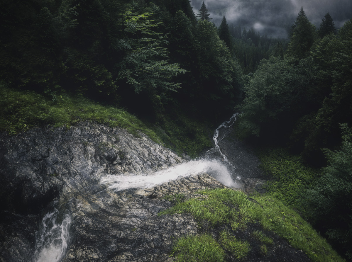 Wasserfall im Allgäuer Bergwald, Tosender Wildbach über moosbedeckte Felsen, Naturfotografie Oberallgäu