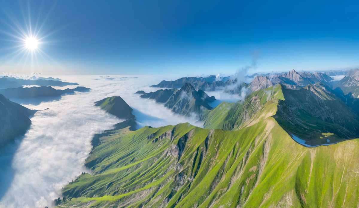 Sonne über dem Nebelmeer, Allgäuer Bergketten im Sommerlicht, Bergfotografie Oberstdorf