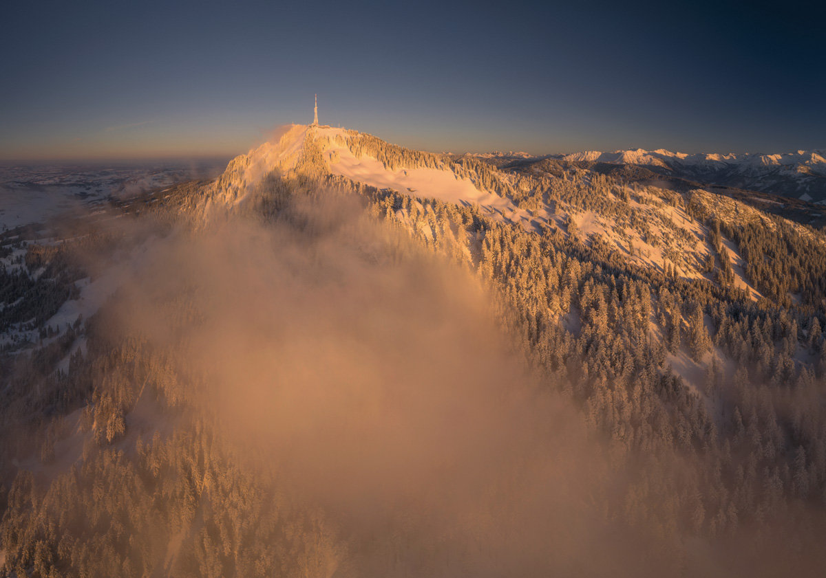Grünten im Winter-Alpenglühen, Verschneiter Gipfel mit Sendemast über Nebelmeer, Sonnenuntergang - Landschaftsfotografie